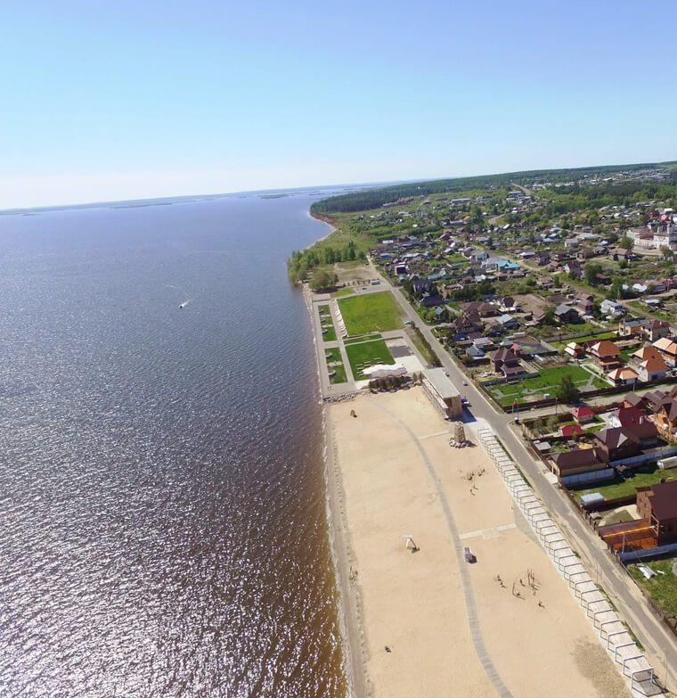 Берег камского моря вид сверху